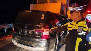 Hantam-Truk-Muatan-Beton-di-Tol-Jombang-3-Penumpang-Innova-Tewas.jpg