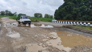 Jalan-menuju-Kota-Baru-Lampung-diperbaiki-pakai-dana-program-IJD-2025-Rp-43-miliar.jpg