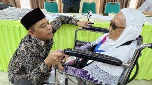Kakanwil-Kemenag-Lampung-Puji-Raharjo-saat-berinteraksi-dengan-CJH-tertua.jpg