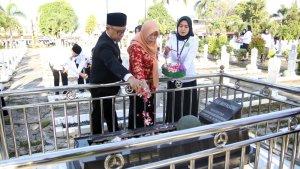 Kakanwil-Kemenag-Lampung-tabur-bunga-0p3.jpg