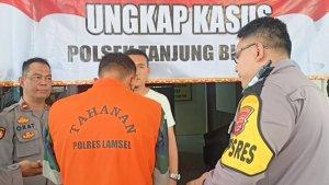 Kapolres-Lampung-Selatan-AKBP-Yusriandi-Yusrin-interogasi-pelaku.jpg