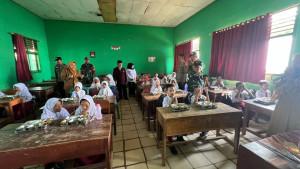 Kapolsek-Blambangan-Umpu-monitoring-pelaksanaan-MBG57.jpg