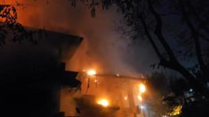Kasi-tewas-setelah-lompat-dari-lantai-4-kantor-DPRD-Makassar-yang-dibakar-massa.jpg