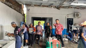 Kepala-SPPG-Korpri-Raya-Agung-Wiragama-saat-mengecek-dapur.jpg
