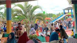 Keramaian-pengunjung-di-wahana-kolam-renang-Taman-Kehati-n.jpg
