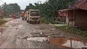 Kondisi-jalan-rusak-di-Poncowarno-Kecamatan-Kalirejo-Lampung-Tengah.jpg
