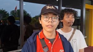 Kurir-Paket-Diamuk-Konsumen-saat-menawarkan-pembayaran-Pakai-QRIS.jpg