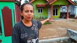 Lasmi-warga-Tanjung-Jaya-yang-pertama-kali-melihat-nenek-Runtah.jpg