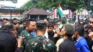 Mahasiswa-berkumpul-di-kantor-DPRD-Metro.jpg