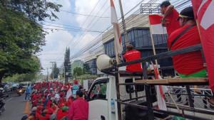 Massa-aksi-di-depan-Kantor-Perkebunan-Nusantara.jpg