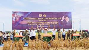 Menhan-Sjafrie-Sjamsoeddin-bersama-pejabat-tinggi-negara-memanen-kedelai.jpg