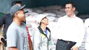 Mentan-Andi-Amran-Sulaiman-sidak-kios-pupuk-di-Lampung-Utara.jpg