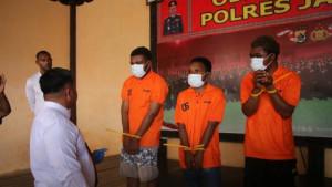 PELAKU-Petugas-Polres-Jayapura-memperlihatkan.jpg