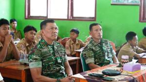 Pangdam-Kristomei-dan-Danrem-memantau-langsung-program-MBG.jpg