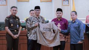 Pemprov-Lampung-menyerahkan-SK.jpg