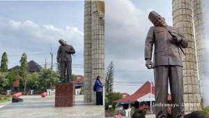 Penampakan-Kepala-Patung-Soekarno-Miring-Usai-Tertimpa-Tenda.jpg