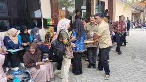 Personel-Sat-Ontelkam-Polres-Lampung-Tengah-membagikan-air-mineral-kepada-pemohon-SKCK.jpg