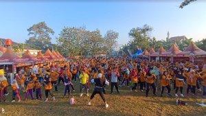 Peserta-jalan-sehat-Tribun-Lampung-dan-Kopi-Fresco-bergoyang-bersama.jpg