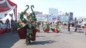 Peserta-pawai-budaya-berjalan-di-depan-Tugu-Adipura-Minggu-1472024.jpg