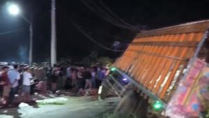 Polisi-dalam-saat-mengevakuasi-kecelakaan-lalu-lintas-di-Pringsewu-a.jpg