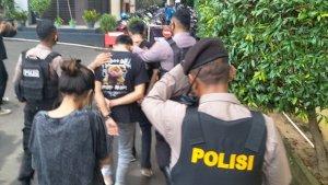 Polisi-mengamankan-pelaku-prostitusi-online-anak-di-Bandar-Lampung.jpg