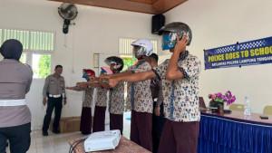 Polres-Lampung-Tengah-bagikan-helm-di-SMKN-1-Seputih-Agung.jpg
