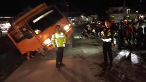 Polres-Pringsewu-evakuasi-truk-kecelakaan.jpg