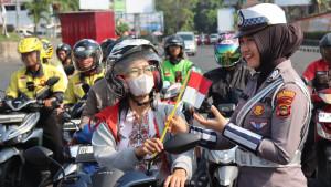 Polresta-Bandar-Lampung-bagikan-bendera-merah-putih.jpg