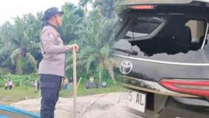 Polwan-tiarap-di-bus-saat-massa-tambang-ilegal-mengamuk-ditertibkan-mobil-kapolres-hancur.jpg