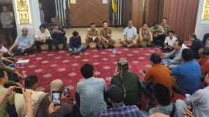 Proses-audiensi-puluhan-anggota-LSM-bersama-Sekda-Lampung.jpg