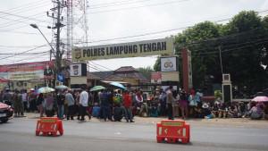 Ratusan-petani-demo-Mapolres-Lampung-Tengah-99.jpg