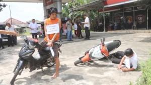 Rekonstruksi-pembunuhan-kakek-di-jembatan-Haduyang-Ratu.jpg