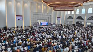 Ribuan-jemaah-salat-Jumat-di-Masjid-Raya-Al-Bakrie.jpg
