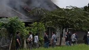 Rumah-terduga-pelaku-pembunuhan-pegawai-koperasi-di-Natar-Lampung-Selatan-dibakar-warga.jpg