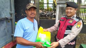 SALURKAN-BERAS-SPHP-SAMBIL-PATROLI-Personel-Sat-Samapta-Polres-Lamsel.jpg