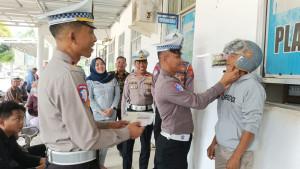 Satlantas-Polres-Lampung-Timur-bagikan-helm-gratis.jpg