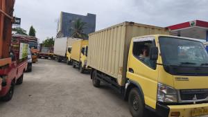 Sejumlah-truk-mengantre-solar-subsid-di-SPBU-Bandar-Lampung.jpg