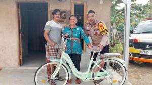 Seputar-Polri-Aipda-Leonardo-beri-bantuan-satu-unit-sepeda-untuk-Ibu-Rahayu.jpg