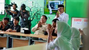 Smart-TV-Mulai-Didistribusikan-ke-Sekolah-di-Lampung-Akan-Ada-Seleksi-Guru-Terbaik.jpg