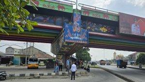 Suasana-lokasi-TKS-Dinas-PU-Bandar-Lampung-terjatuh-dari-atas-Flyover-Kalibalok.jpg