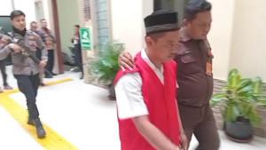 Terdakwa-narkotika-digiring-ke-ruang-tahanan-PN-Tanjungkarang.jpg