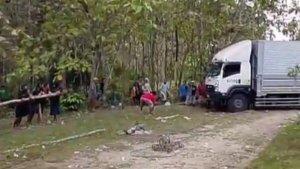 Truk-boks-tersesat-hingga-terjebak-berhari-hari-di-hutan-jati.jpg