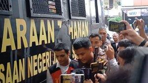 Vadel-Badjideh-Tertunduk-Lesu-Hadiri-Sidang-Perdana.jpg