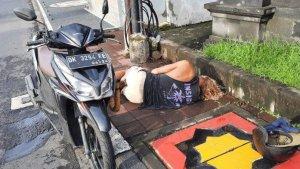 Viral-Seorang-Bule-Ditemukan-Tidur-di-Trotoar-Banjar-Gede-Badung-Bali.jpg
