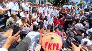 Wagub-Lampung-Jihan-Nurlela-saat-menemui-petani-peserta-unjuk-rasa.jpg