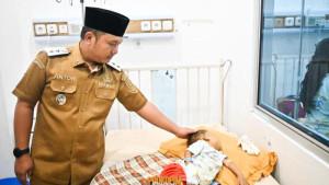 Wakil-Bupati-Pesawaran-jenguk-balita-gizi-buruk.jpg