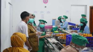 Wakil-Bupati-Pringsewu-Umi-Laila-tinjau-dapur-SPPG.jpg