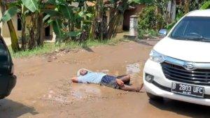 Warga-Kampung-Poncowarno-melakukan-aksi-protes-dengan-tidur-di-kubangan.jpg