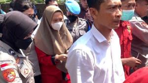 Warga-berbondong-bondong-ke-lokasi-rekonstruksi-kasus-Brigadir-Esco-sampai-naik-truk.jpg