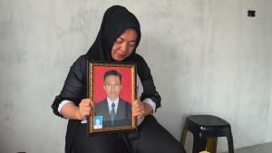 Wirna-Wani-menunjukkan-foto-almarhum-Pratama-Wijaya-Kusuma.jpg